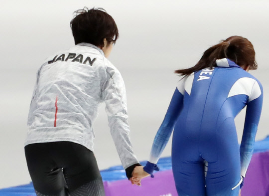 [올림픽] 손 잡은 이상화-고다이라  18일 오후 강원 강릉스피드스케이팅경기장에서 열린 2018 평창동계올림픽 스피드스케이팅 여자 500m 경기에서 은메달을 차지한 이상화와 금메달을 차지한 일본의 고다이라 나오가 손을 잡고 있다.